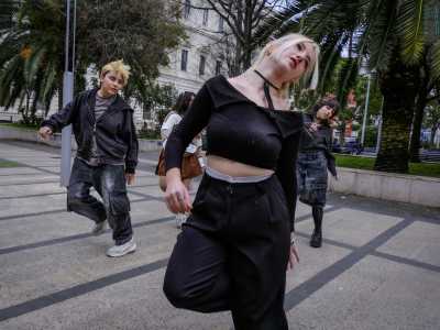 La coreografia prevede un susseguirsi di movimenti febbrili...